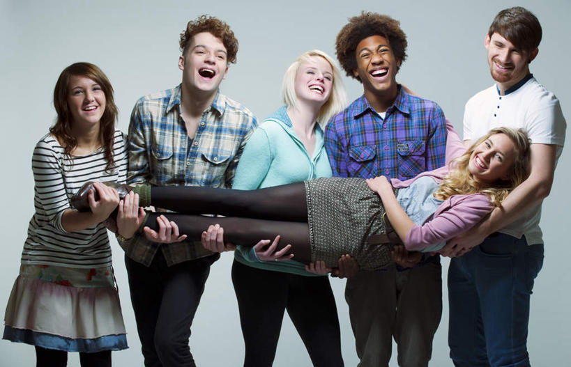 西方人,伙伴,朋友,站,躺,抱,笑,搬运,微笑,露齿笑,横图,室内,白天,正面,友谊,欧洲,欧洲人,抬,蓝色背景,服装,方格,格子,许多人,注视,休闲装,衣服,观察,看,站着,一群人,休闲,休闲服,摄影,服饰,影棚,抱着,观看,察看,搂着,关注,卧着,友情,男人,男性,年轻男性,年轻女性,女人,女性,白种人,搬,搂,搂抱,躺着,卧,站立,半身,彩图,影棚拍摄,拍摄