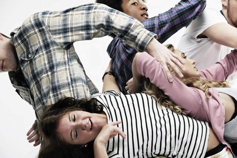 西方人,伙伴,朋友,站,抱,笑,微笑,露齿笑,横图,俯视,室内,白天,白色背景,友谊,欧洲,欧洲人,五个人,服装,方格,格子,许多人,注视,休闲装,衣服,观察,看,站着,一群人,休闲,休闲服,摄影,服饰,影棚,抱着,观看,察看,搂着,关注,友情,男人,男性,年轻男性,年轻女性,女人,女性,白种人,搂,搂抱,站立,半身,彩图,高角度拍摄,影棚拍摄,拍摄