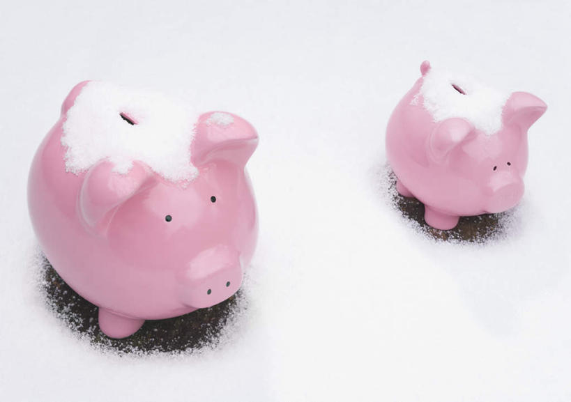 无人,横图,俯视,室外,特写,白色背景,雪,大雪,猪,积雪,雪景,冬季,冬天,两个,粉色,动物,容器,储蓄罐,器皿,家畜,寒冷,储蓄,存钱,金融,理财,牲畜,经济,资金,存钱罐,存款,流通,贸易,贮钱罐,储钱罐,扑满,严寒,彩图,高角度拍摄