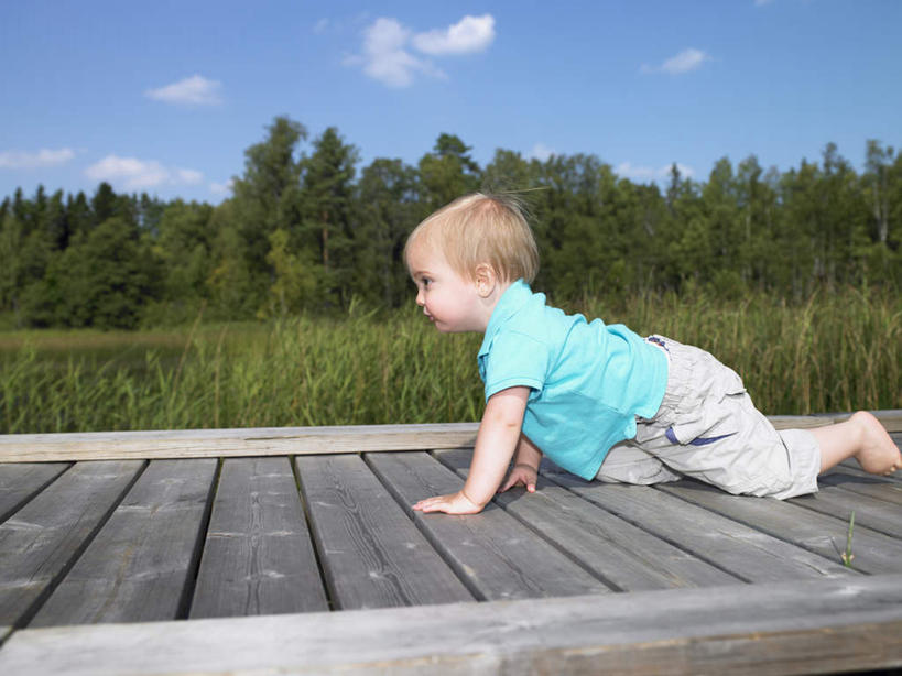西方人,婴儿,儿童,一个人,横图,室外,白天,侧面,婴儿服装,纯洁,草地,草坪,植物,欧洲,欧洲人,仅一个人,阴影,光线,木板,影子,云,云朵,桥,木桥,云彩,注视,光脚,栈桥,草,树,树木,小孩,爬行,蓝色,绿色,白云,蓝天,天空,阳光,自然,天,观察,看,赤脚,可爱,活泼,生长,晴朗,成长,观看,人行桥,木板桥,察看,关注,宝宝,纯真,烂漫,无邪,伶俐,天真,白种人,孩子,晴空,半身,彩图,婴儿服