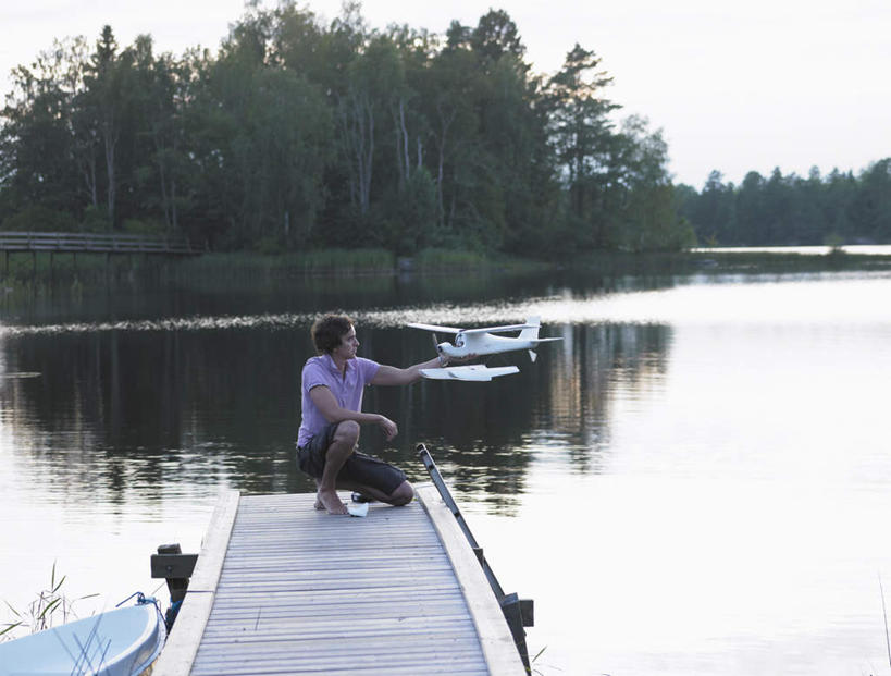 西方人,一个人,码头,蹲,举,横图,室外,白天,正面,湖,湖泊,树林,水,植物,飞机,港口,欧洲,欧洲人,仅一个男性,仅一个人,握,阴影,服装,光线,木板,影子,湖面,水流,水面,桥,木桥,交通,拿,拿着,注视,休闲装,光脚,航空,栈桥,树,树木,仅一个年轻男性,衣服,绿色,倒影,天空,阳光,自然,模型,交通工具,湖水,天,观察,看,托,休闲,赤脚,休闲服,握着,运输,服饰,生长,成长,观看,人行桥,木板桥,察看,倒映,客机,关注,载具,航模,游艇码头,反照,男人,男性,年轻男性,白种人,蹲着,举起,举手,举着,向上举,向上伸,向上托,彩图,全身,摆渡口,埠头,渡口,渡头,港湾,海港,口岸