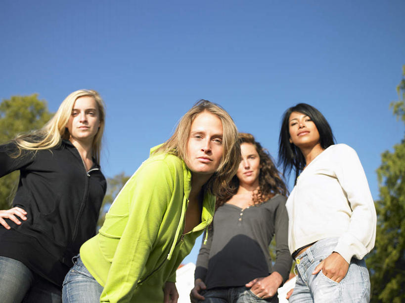 西方人,四个人,伙伴,朋友,站,笑,微笑,横图,室外,白天,仰视,友谊,树林,植物,欧洲,欧洲人,弯腰,阴影,服装,光线,影子,棕色,注视,休闲装,手叉腰,树,树木,衣服,蓝色,绿色,蓝天,天空,阳光,自然,天,叉腰,观察,看,站着,休闲,休闲服,服饰,生长,晴朗,成长,观看,察看,双手插袋,关注,手插袋,万里无云,双手抄兜,双手放兜,弯身,友情,年轻女性,女人,女性,白种人,长发,卷发,晴空,晴空万里,插兜,两手抄兜,两手放兜,手插兜,手放口袋,站立,半身,彩图,低角度拍摄,手抄兜