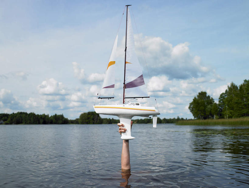 帆船,游泳,西方人,一个人,举,横图,室外,白天,正面,湖,湖泊,水,植物,船,欧洲,欧洲人,仅一个男性,仅一个人,阴影,光线,影子,湖面,水流,水面,云,云朵,云彩,树,树木,仅一个年轻男性,蓝色,绿色,白云,倒影,蓝天,天空,阳光,自然,模型,交通工具,湖水,天,托,生长,晴朗,成长,倒映,载具,泅水,反照,拍浮,男人,男性,年轻男性,白种人,晴空,举起,举手,举着,向上举,向上伸,向上托,半身,彩图