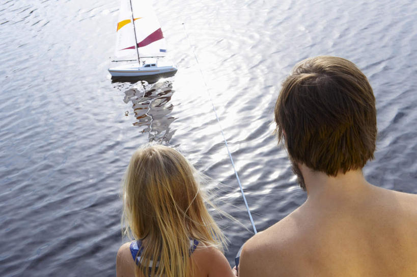 帆船,西方人,儿童,两个人,家庭,父亲,女儿,坐,横图,俯视,室外,白天,纯洁,湖,湖泊,水,船,欧洲,欧洲人,握,阴影,波纹,条纹,服装,光线,背心,影子,湖面,水流,水面,棕色,涟漪,拿,拿着,裸露,一个,小孩,衣服,倒影,水纹,阳光,模型,遥控器,交通工具,波浪,湖水,温暖,温馨,父女,一家人,父爱,可爱,童年,童趣,握着,服饰,单个,和睦,控制,倒映,衣着,穿着,载具,裸,航模,童真,烂漫,无邪,水晕,衣饰,反照,天真,男人,男性,年轻男性,女孩,白种人,孩子,年轻人,长发,坐着,半身,彩图,高角度拍摄,融洽,女生