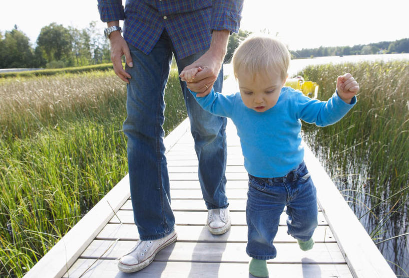 西方人,婴儿,儿童,两个人,家庭,父亲,走,握手,横图,室外,白天,正面,婴儿服装,纯洁,草地,草坪,湖,湖泊,水,植物,欧洲,欧洲人,阴影,裤子,光线,木板,影子,湖面,水流,水面,桥,木桥,注视,牛仔裤,栈桥,草,树,树木,小孩,蓝色,绿色,天空,阳光,自然,湖水,天,观察,看,温暖,温馨,一家人,父爱,可爱,童年,童趣,活泼,生长,成长,观看,人行桥,木板桥,和睦,察看,关注,宝宝,童真,纯真,烂漫,无邪,伶俐,天真,男人,男性,年轻男性,白种人,孩子,年轻人,步行,搀手,拉手,散步,手拉手,手握手,走路,半身,彩图,婴儿服,融洽