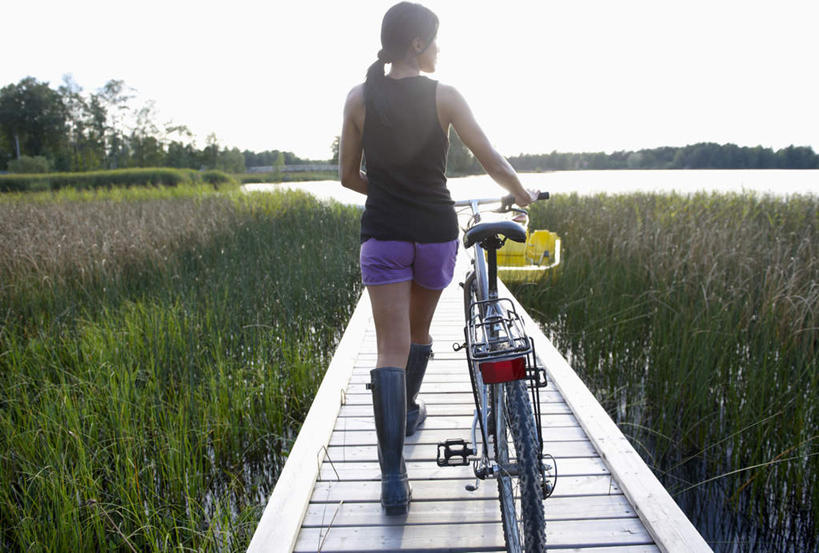 西方人,一个人,码头,走,推,横图,室外,白天,草地,草坪,湖,湖泊,水,植物,港口,自行车,欧洲,欧洲人,仅一个年轻女性,仅一个女性,仅一个人,阴影,服装,光线,背心,木板,影子,湖面,水流,水面,桥,木桥,注视,栈桥,车,脚踏车,草,树,树木,背面,衣服,绿色,黑色,倒影,天空,阳光,自然,交通工具,湖水,天,观察,看,服饰,生长,成长,观看,人行桥,木板桥,察看,倒映,衣着,穿着,关注,载具,游艇码头,衣饰,反照,年轻女性,女人,女性,白种人,步行,散步,走路,彩图,全身,摆渡口,埠头,渡口,渡头,港湾,海港,口岸