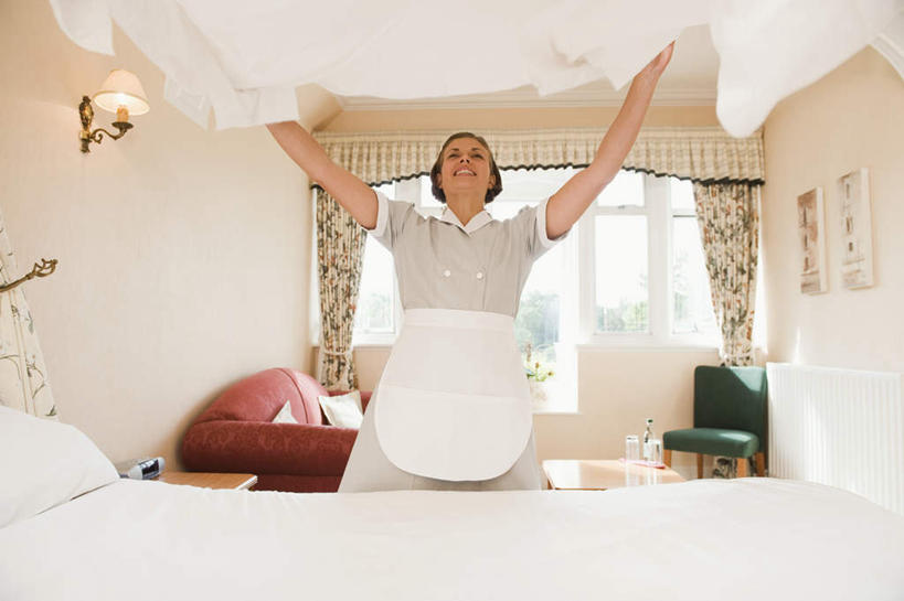 西方人,一个人,服务员,宾馆,站,举,笑,微笑,露齿笑,横图,室内,白天,正面,工作服,制服,窗户,窗帘,床,沙发,卧室,酒店,照明,欧洲,欧洲人,仅一个年轻女性,仅一个女性,仅一个人,装饰,壁灯,围裙,墙,双人床,灯光,床单,注视,被子,玻璃窗,墙壁,墙面,灯,红色,帘子,灯具,观察,看,托,站着,遮阳,观看,整理,华丽,修饰,照亮,点缀,察看,被单,照明设备,关注,布艺沙发,衬托,美观,雅致,雅观,工作制服,年轻女性,女人,女性,白种人,服务生,侍者,举起,举手,举着,向上举,向上伸,向上托,站立,半身,彩图,工作套服,睡房,卧房,客店,客栈,旅店,旅馆,旅舍,汽车旅馆