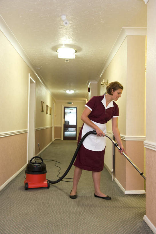 西方人,一个人,服务员,宾馆,站,竖图,室内,白天,正面,工作服,制服,天花板,酒店,照明,欧洲,欧洲人,仅一个年轻女性,仅一个女性,仅一个人,握,电器,围裙,墙,走道,走廊,过道,灯光,拿,拿着,注视,顶灯,墙壁,墙面,灯,灯具,观察,看,清洁,站着,吸尘器,握着,打扫,观看,照亮,察看,卫生,家电,家用电器,照明设备,关注,保洁,保洁工具,工作制服,年轻女性,女人,女性,白种人,服务生,侍者,站立,彩图,全身,工作套服,客店,客栈,旅店,旅馆,旅舍,汽车旅馆