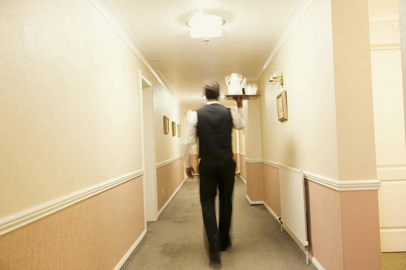 西方人,一个人,服务员,宾馆,走,举,横图,室内,白天,工作服,制服,天花板,酒店,杯子,托盘,照明,欧洲,欧洲人,仅一个男性,仅一个人,仅一个中年男性,瓷器,墙,走道,走廊,过道,灯光,食品,咖啡杯,陶瓷制品,顶灯,墙壁,墙面,灯,食物,背面,灯具,托,马甲,照亮,照明设备,瓷杯,工作制服,男人,男性,中年男性,白种人,服务生,侍者,步行,举起,举手,举着,散步,向上举,向上伸,向上托,走路,彩图,全身,工作套服,客店,客栈,旅店,旅馆,旅舍,汽车旅馆