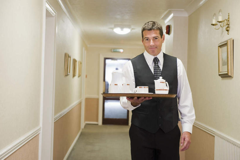 西方人,一个人,服务员,宾馆,走,举,笑,微笑,横图,室内,白天,正面,工作服,制服,天花板,酒店,杯子,托盘,照明,欧洲,欧洲人,仅一个男性,仅一个人,仅一个中年男性,瓷器,墙,走道,走廊,过道,灯光,食品,咖啡杯,陶瓷制品,注视,顶灯,墙壁,墙面,灯,食物,灯具,观察,看,托,观看,马甲,照亮,察看,照明设备,关注,瓷杯,工作制服,男人,男性,中年男性,白种人,服务生,侍者,步行,举起,举手,举着,散步,向上举,向上伸,向上托,走路,半身,彩图,工作套服,客店,客栈,旅店,旅馆,旅舍,汽车旅馆