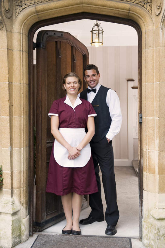 西方人,两个人,伙伴,朋友,服务员,站,笑,微笑,竖图,室外,白天,正面,工作服,制服,友谊,合作,团队,门,天花板,照明,欧洲,欧洲人,木制,围裙,墙,灯光,注视,吊灯,墙壁,墙面,灯,木制品,灯具,门框,观察,看,手放前,站着,战略,观看,照亮,察看,照明设备,关注,手插袋,单手插袋,单手抄兜,单手放兜,联合,合谋,工作制服,配合,协作,男人,男性,年轻女性,女人,女性,中年男性,白种人,服务生,侍者,插兜,手插兜,手放口袋,站立,彩图,全身,工作套服,手抄兜