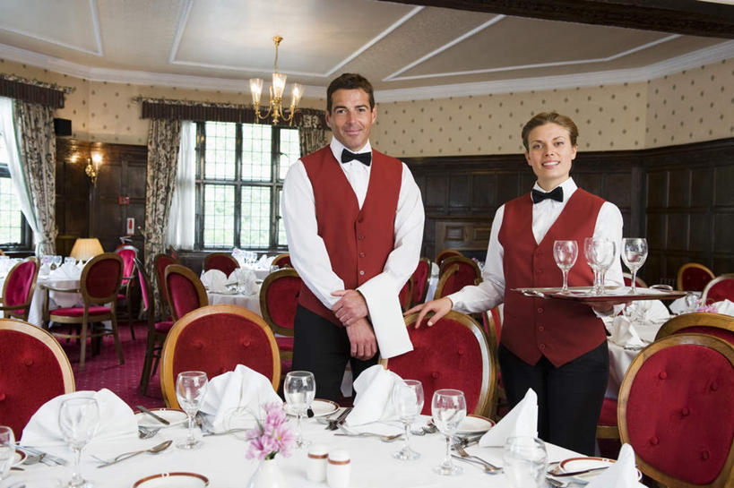 西方人,两个人,伙伴,朋友,服务员,餐厅,站,捧,笑,微笑,露齿笑,横图,室内,白天,正面,工作服,制服,友谊,合作,团队,餐桌,窗户,天花板,桌子,杯子,椅子,托盘,照明,欧洲,欧洲人,许多,布料,纺织物,高脚杯,领结,墙,灯光,红酒杯,折叠,布纹,注视,吊灯,玻璃窗,墙壁,墙面,玻璃制品,灯,桌布,排列,两个,红色,餐巾,酒杯,灯具,毛巾,台布,观察,看,清洁,站着,战略,餐台,观看,马甲,保暖,照亮,察看,象征,庄重,葡萄酒杯,照明设备,队列,关注,身份,透气,防水,联合,合谋,正式,地位,工作制服,储水,耐磨,吸水,保洁方巾,口布,配合,协作,男人,男性,年轻女性,女人,女性,中年男性,白种人,服务生,侍者,玻璃杯,端,端着,捧着,手捧,站立,半身,彩图,工作套服,餐馆,饭店,饭馆