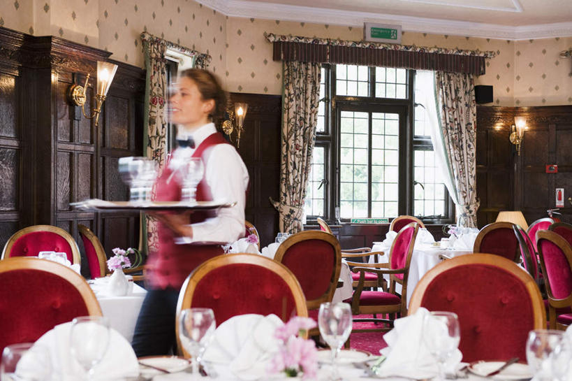 西方人,一个人,服务员,餐厅,走,笑,微笑,横图,室内,白天,侧面,工作服,制服,餐桌,窗户,天花板,桌子,杯子,椅子,托盘,照明,欧洲,欧洲人,仅一个年轻女性,仅一个女性,仅一个人,许多,握,布料,高脚杯,领结,墙,灯光,红酒杯,折叠,拿,布纹,拿着,注视,吊灯,玻璃窗,墙壁,墙面,玻璃制品,灯,桌布,排列,红色,餐巾,酒杯,灯具,台布,观察,看,握着,餐台,观看,马甲,照亮,察看,象征,庄重,葡萄酒杯,照明设备,队列,关注,身份,正式,地位,工作制服,保洁方巾,口布,年轻女性,女人,女性,白种人,服务生,侍者,玻璃杯,步行,散步,走路,半身,彩图,工作套服,餐馆,饭店,饭馆