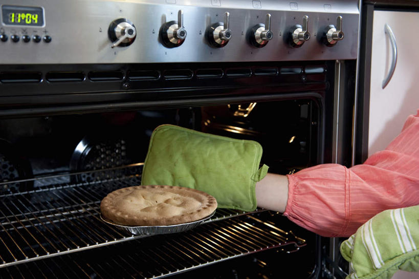 点心,西方人,一个人,横图,室内,白天,侧面,烹饪,安全,厨房,厨具,欧洲,欧洲人,仅一个年轻女性,仅一个女性,仅一个人,握,服装,电器,烤炉,烤箱,灶台,食品,面点,防护,炉灶,拿,隔热手套,微波炉手套,拿着,休闲装,馅饼,食物,糕点,衣服,红色,绿色,手套,休闲,休闲服,握着,服饰,保护,家电,家用电器,伸出,旋钮,炊具,烹饪用具,厨房手套,隔热,年轻女性,女人,女性,白种人,烹调用具,烹调,半身,彩图,灶间,小家电