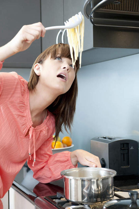 面食,面条,意大利面,西方人,一个人,站,举,竖图,室内,白天,正面,烹饪,西餐,厨房,厨具,金属制品,欧洲,欧洲人,仅一个年轻女性,仅一个女性,仅一个人,握,服装,金属,锅子,灶台,面,料理,食品,棕色,炉灶,拿,拿着,注视,休闲装,锅,食物,衣服,红色,夹子,观察,看,托,站着,张嘴,休闲,休闲服,西式,握着,服饰,锅具,观看,察看,关注,张大嘴巴,烹饪用具,食品夹,食物夹,面包夹,意粉夹,年轻女性,女人,女性,白种人,长发,烹调用具,张开嘴,举起,举手,举着,烹调,向上举,向上伸,向上托,站立,半身,彩图,灶间