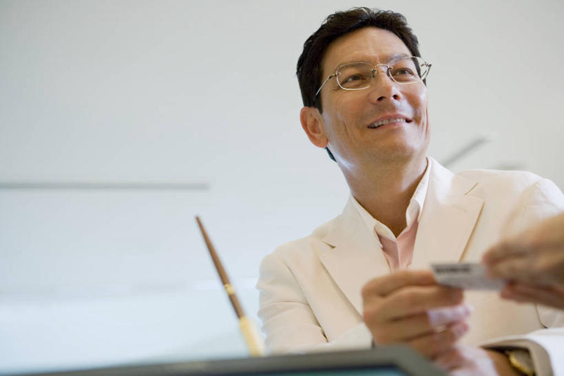 东方人,两个人,前台,服务员,站,笑,微笑,露齿笑,横图,室内,白天,仰视,信用卡,桌子,亚洲,握,眼镜,办公桌,拿,拿着,注视,黄种人,顾客,观察,看,站着,服务台,卡,握着,储蓄卡,观看,察看,关注,近视眼镜,接待员,主顾,银行卡,男人,男性,年轻女性,女人,女性,中年男性,亚洲人,服务生,侍者,站立,半身,彩图,低角度拍摄,帮助台,呼叫台