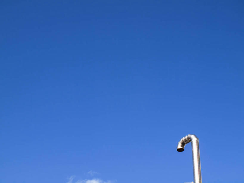 无人,横图,室外,白天,仰视,度假,美景,城市风光,城市,金属制品,阴影,不锈钢,光线,金属,管子,影子,景观,娱乐,管道,蓝色,蓝天,天空,阳光,天,享受,休闲,景色,放松,晴朗,排气管,万里无云,防锈,晴空,晴空万里,彩图,低角度拍摄,不锈耐酸钢