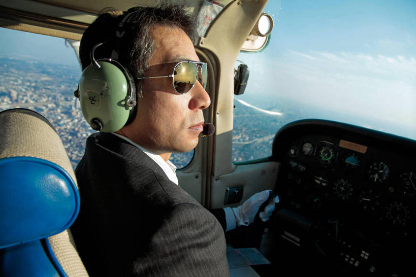 东方人,一个人,飞行员,坐,横图,室内,白天,侧面,西装,安全,飞机,亚洲,仅一个男性,仅一个人,仅一个中年男性,一副,阴影,套装,正装,光线,墨镜,眼镜,影子,防护,交通,扭头,注视,职业装,黄种人,航空,蓝色,蓝天,天空,阳光,太阳镜,太阳眼镜,交通工具,天,观察,看,转头,遮阳镜,运输,一架,晴朗,耳罩,观看,保护,察看,客机,关注,载具,保险,隔音,耳套,万里无云,保全,周全,安稳,安定,耳护,平安,男人,男性,中年男性,亚洲人,飞行人员,晴空,晴空万里,坐着,半身,彩图,飞机师