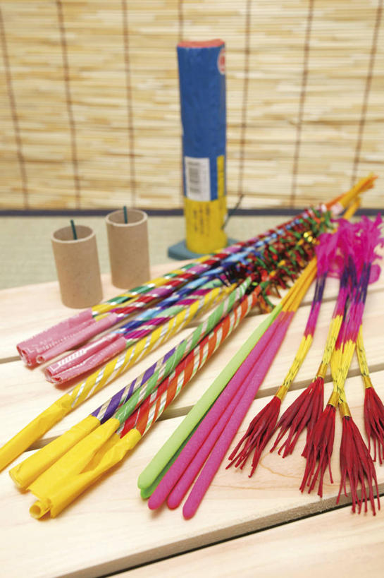 无人,竖图,俯视,室内,白天,烟火,静物,许多,阴影,装饰,反射,影子,竹帘,很多,焰火,帘子,华丽,修饰,点缀,礼花,衬托,美观,雅致,雅观,花炮,礼花炮,烟花,彩图,高角度拍摄