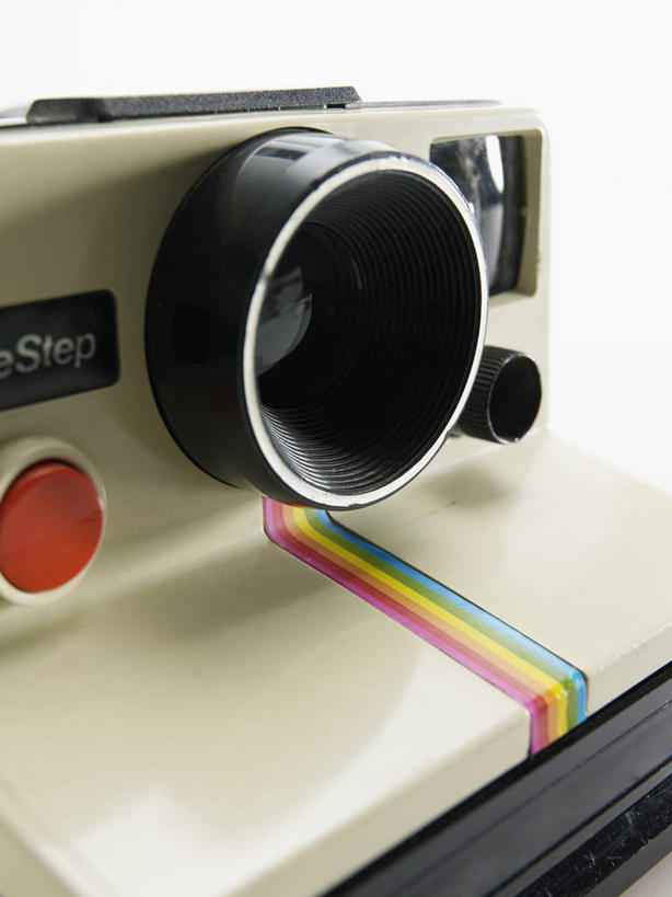 无人,竖图,室内,特写,白天,正面,静物,相机,阴影,反射,影子,拍照,摄影,拍立得,立拍得,一部,照相机,彩图,照相