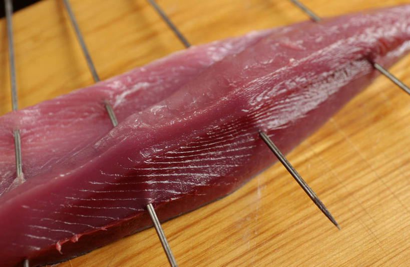 海鲜,无人,横图,俯视,室内,特写,白天,金属制品,阴影,朦胧,模糊,反射,金属,鱼,影子,肉,鱼肉,鲣鱼,水产,肉类,鱼类,海洋生物,水生动物,海产品,水生物,肉食,海底动物,取食签,小金枪鱼,炸弹鱼,彩图,高角度拍摄