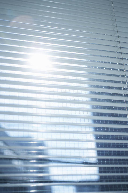 无人,竖图,室内,白天,仰视,太阳,窗户,阴影,光线,影子,百叶窗,蓝色,蓝天,天空,阳光,天,晴朗,万里无云,晴空,晴空万里,彩图,低角度拍摄,镜头光晕,透镜闪耀,眩光