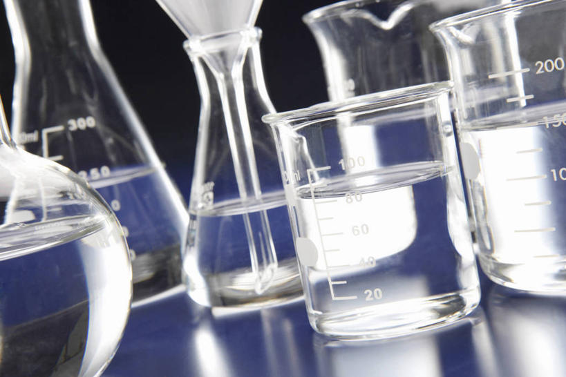 无人,横图,室内,特写,白天,正面,实验,仪器,水,桌面,桌子,阴影,朦胧,模糊,研究,透明,反射,分析,化学,测试,烧杯,烧瓶,液体,影子,锥形瓶,水滴,玻璃制品,玻璃瓶,瓶子,器皿,工作台,玻璃仪器,试验耗材,实验用品,三角烧瓶,依氏烧瓶,锥形烧瓶,彩图,实验台,实验桌