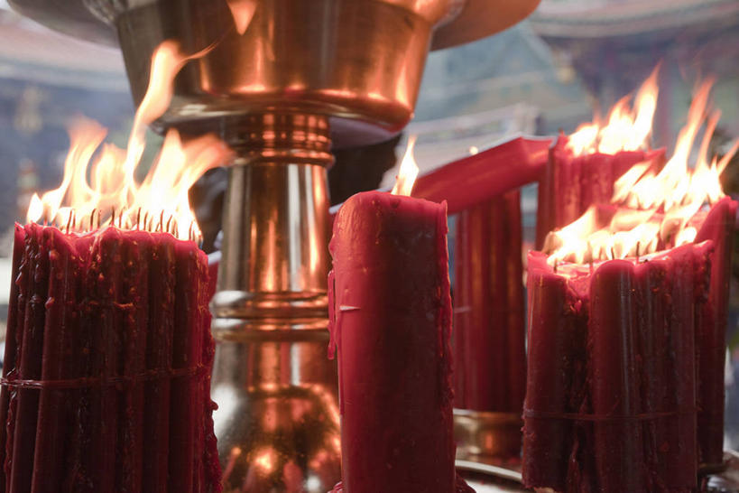 无人,横图,室外,特写,白天,正面,蜡烛,节日,朦胧,模糊,烟雾,燃烧,文化,佛香,香火,香烛,祈祷,健康,许愿,宗教,信仰,烧香,纪念,祈求,烛炬,平安,彩图