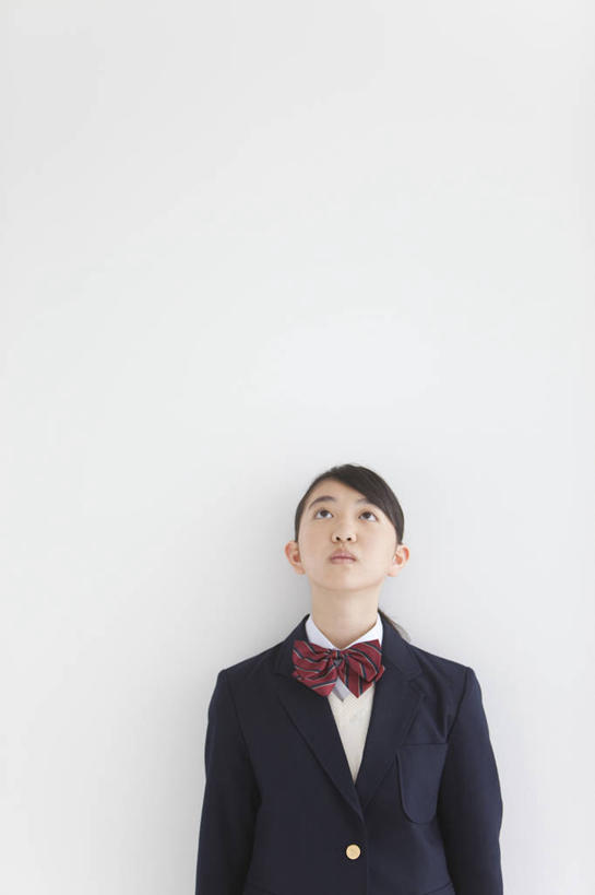 东方人,一个人,学生,站,竖图,室内,白天,白色背景,正面,制服,亚洲,仅一个年轻女性,仅一个女性,仅一个人,阴影,服装,反射,领结,影子,注视,黄种人,看,站着,校服,摄影,影棚,关注,学生服,年轻女性,女人,女性,亚洲人,抬头,仰头,站立,半身,彩图,影棚拍摄,拍摄,日本校服