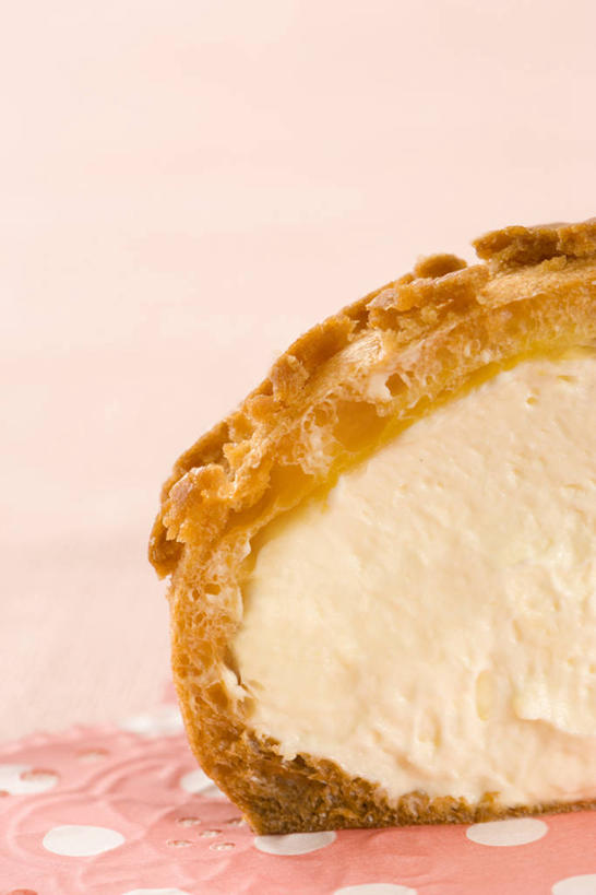 点心,无人,竖图,室内,特写,白天,正面,餐桌,桌子,阴影,反射,影子,食品,泡芙,甜点,甜品,食物,糕点,一个,甜食,奶油,单个,餐台,乳制品,横截面,剖面,激凌,克林姆,淇淋,截面,截面图形,彩图