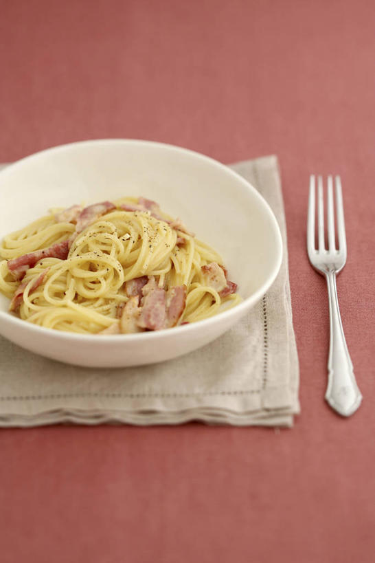 面食,面条,意大利面,无人,竖图,俯视,室内,特写,白天,西餐,餐桌,桌子,餐具,一把,阴影,反射,木制,布料,叉子,影子,陶瓷,面,肉,料理,食品,陶瓷制品,奶油培根意大利面,布纹,培根,猪肉,肉类,桌布,食物,一个,餐巾,木制品,容器,台布,碗,奶油,西式,单个,餐台,储藏,乳制品,储存,肉食,意粉,餐叉,意面,豚肉,激凌,克林姆,淇淋,进餐用具,餐桌布,彩图,高角度拍摄,烟肉,腌熏,贮存