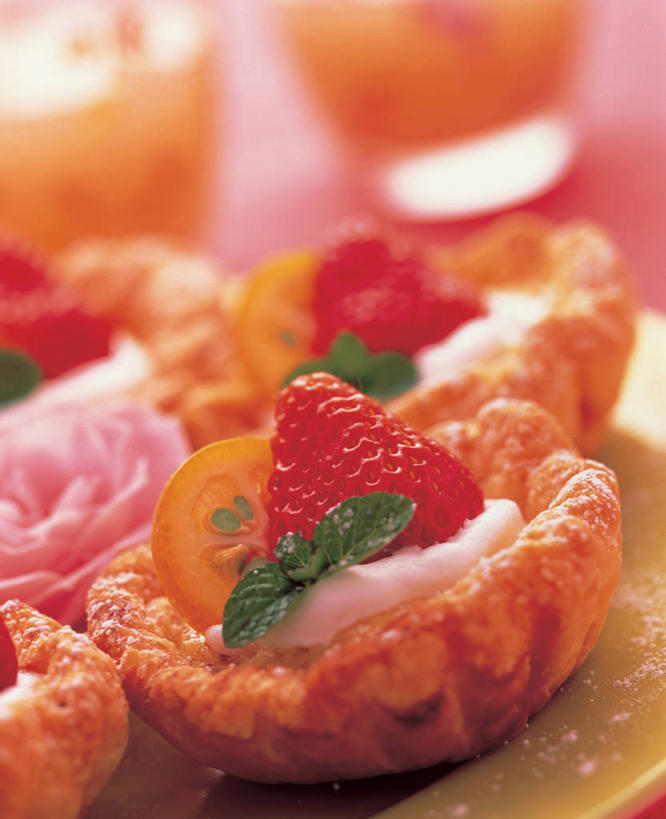 面食,无人,竖图,俯视,室内,特写,白天,烹饪,西餐,餐桌,桌子,草莓,浆果,水果,阴影,朦胧,模糊,新鲜,反射,影子,生食,料理,食品,面点,果实,菜肴,美食,食物,红色,西式,佳肴,有机食品,绿色食品,餐台,派,水果挞,洋莓,水果皇后,红莓,地莓,彩图,高角度拍摄