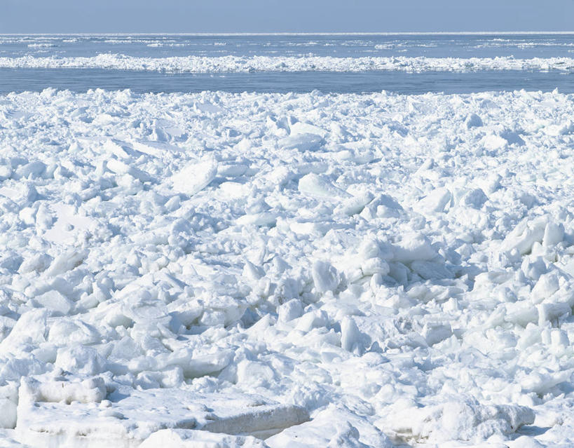 无人,横图,室外,白天,正面,旅游,度假,海浪,海洋,美景,雪,大雪,北海道,日本,亚洲,阴影,光线,影子,积雪,景观,浪花,水平线,雪景,冬季,冬天,辽阔,海平线,娱乐,蓝色,蓝天,天空,阳光,自然,海水,天,享受,休闲,广阔,景色,放松,寒冷,晴朗,一望无际,自然风光,海景,东亚,万里无云,日本国,北海道地方,北海道岛,严寒,无边无际,一马平川,大海,风浪,海,海水的波动,近岸浪,涌浪,晴空,晴空万里,彩图,鄂霍次克海,鄂霍次克,水天相接,水天一线