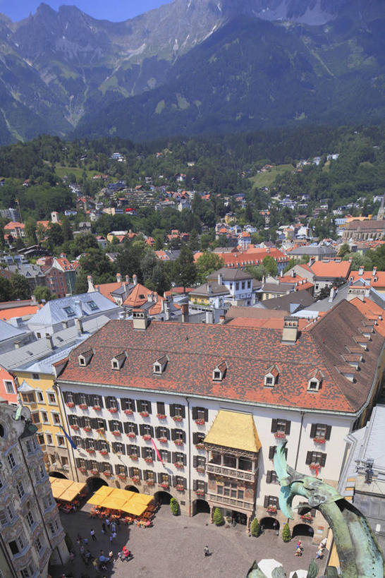 无人,家,竖图,俯视,航拍,室外,白天,度假,美景,山,山脉,树林,植物,城市风光,城市,奥地利,欧洲,阴影,光线,影子,房屋,屋子,景观,山峰,公寓,山峦,娱乐,洋房,楼房,住宅,树,树木,绿色,阳光,自然,群山,享受,休闲,景色,放松,生长,成长,鸟瞰,中欧,首府,因斯布鲁克,奥地利共和国,蒂罗尔,蒂罗尔州,彩图,高角度拍摄,房子