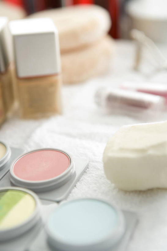 无人,竖图,俯视,室内,特写,白天,化妆,美容,桌面,桌子,静物,护肤,阴影,朦胧,模糊,反射,木制,影子,木桌,粉扑,化妆品,木制品,保养,享受,休闲,腮红,放松,保健,美容工具,化妆用品,胭脂,养颜,化妆工具,彩图,高角度拍摄,木桌子