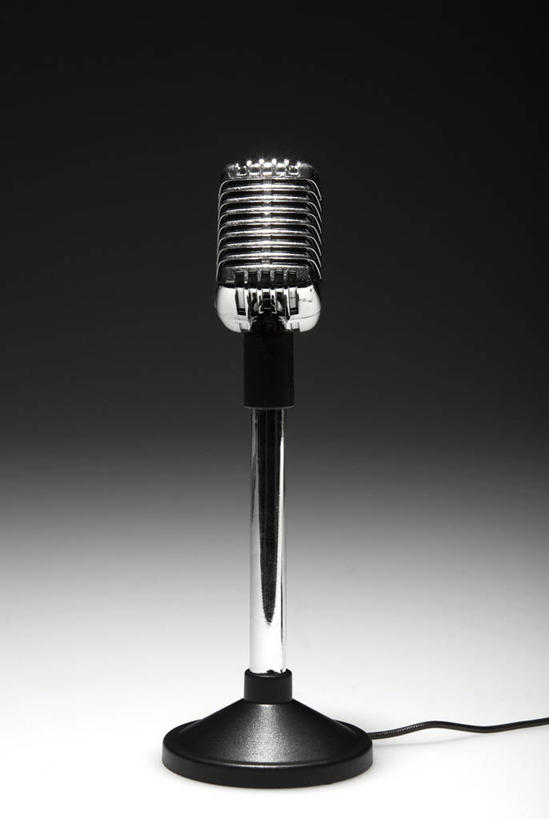 无人,竖图,室内,特写,白天,正面,静物,阴影,黑色背景,电力,反射,电线,线,影子,支架,电能,线路,架子,一个,话筒,摄影,影棚,单个,电,支撑,电源,电源线,麦克风,扩音器,话筒架,能量,传声器,微音器,彩图,影棚拍摄,拍摄,麦克风架