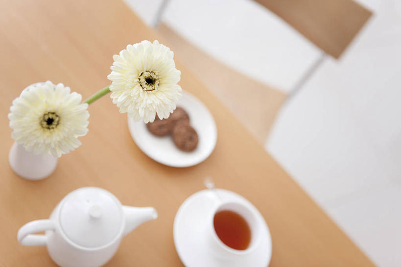 点心,无人,横图,俯视,室内,特写,白天,幸福,餐桌,茶,桌子,杯子,餐具,花瓶,椅子,阴影,朦胧,模糊,盛开,反射,碟子,壶,盘,影子,陶瓷,木椅,红茶,茶叶,食品,非洲菊,陶瓷制品,曲奇,花蕾,娱乐,水壶,花,花瓣,花朵,鲜花,食物,盘子,茶壶,瓶子,容器,水杯,碟,饼干,零食,花苞,花蕊,享受,休闲,温馨,菊花,放松,乐趣,餐台,提神,舒适,醒脑,曲奇饼,曲奇饼干,扶郎花,灯盏花,千日菊,茶杯,彩图,高角度拍摄
