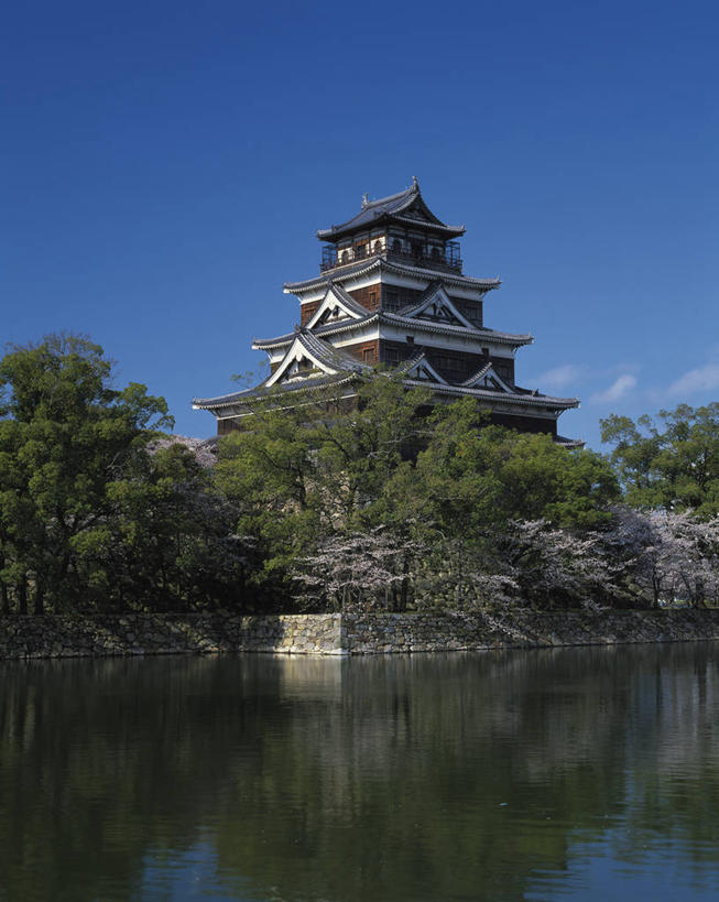 无人,竖图,室外,白天,仰视,旅游,度假,河流,名胜古迹,水,植物,标志建筑,地标,建筑,广岛县,日本,亚洲,阴影,遗迹,光线,影子,堡垒,城堡,河水,水流,古迹,文物,娱乐,建设,古建筑,树,树木,蓝色,绿色,蓝天,天空,阳光,自然,天,享受,休闲,旅游胜地,放松,生长,晴朗,成长,要塞,古文明,东亚,本州,万里无云,本州岛,日本国,广岛,広岛,中国地方,县厅,广岛市区,広岛市,设防,晴空,晴空万里,彩图,低角度拍摄,鲤城,广岛城