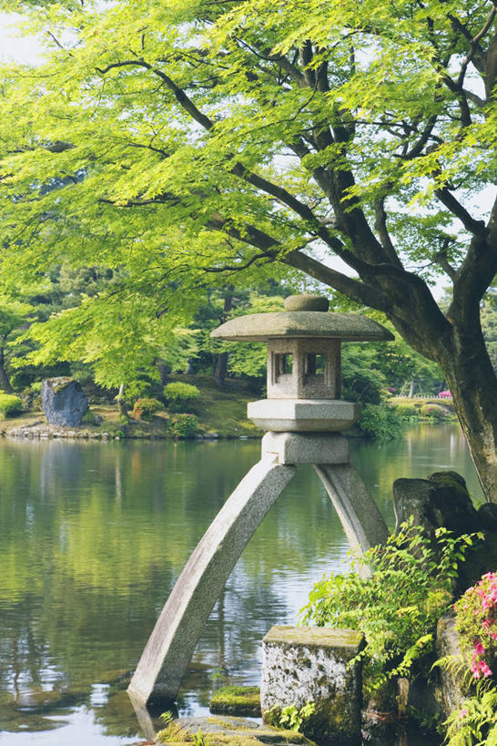 无人,竖图,室外,白天,正面,旅游,度假,湖,湖泊,美景,水,植物,照明,日本,亚洲,湖面,景观,水流,水面,灯光,娱乐,灯,树,树木,绿色,自然,灯具,湖水,享受,休闲,景色,放松,生长,成长,照亮,照明设备,自然风光,东亚,本州,本州岛,日本国,石川,石川县,中部地方,彩图,石灯