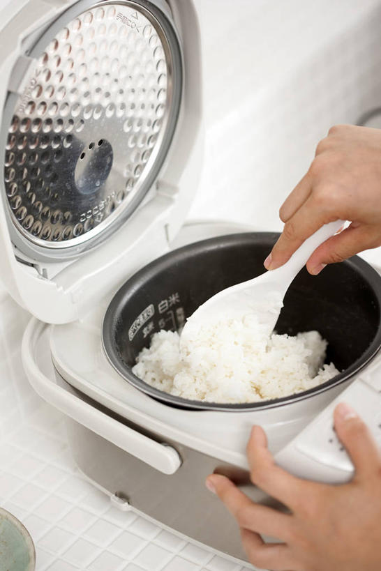 米饭,东方人,手,一个人,竖图,俯视,室内,特写,白天,烹饪,厨具,亚洲,双手,仅一个年轻女性,仅一个女性,仅一个人,握,朦胧,模糊,电器,勺子,饭,拿,拿着,黄种人,调羹,汤匙,手部,握着,五谷,家电,家用电器,电饭锅,电饭煲,炊具,烹饪用具,电锅,年轻女性,女人,女性,亚洲人,烹调用具,烹调,半身,彩图,高角度拍摄,小家电