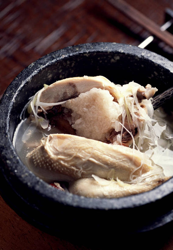 无人,竖图,俯视,室内,特写,白天,烹饪,厨具,阴影,朦胧,模糊,反射,锅子,石锅,影子,鸡肉,肉,汤,料理,食品,韩式,锅,菜肴,美食,肉类,食物,佳肴,锅具,韩国料理,肉食,韩国菜,韩式料理,烹饪用具,鸡汤,烹调用具,烹调,彩图,高角度拍摄,参鸡汤