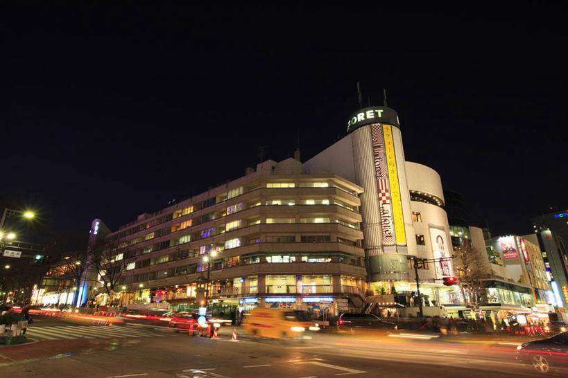 无人,高楼大厦,商店,横图,室外,夜晚,仰视,购物,度假,消费,美景,城市风光,超市,城市,大厦,道路,建筑,路,路灯,摩天大楼,商场,汽车,照明,东京,日本,亚洲,朦胧,模糊,景观,小路,灯光,交通,娱乐,车,灯,交通工具,轿车,享受,休闲,景色,放松,金融,百货,照亮,照明设备,载具,选购,贸易,百货公司,东亚,本州,关东地方,本州岛,日本国,东京都,血拼,涩谷区,原宿,表参道,彩图,低角度拍摄,大楼,高层建筑,高楼,购物商场,购物中心,摩天楼,商业中心