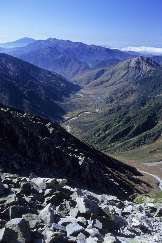 无人,竖图,俯视,室外,白天,旅游,度假,草地,草坪,石头,美景,山,山脉,峡谷,植物,日本,亚洲,阴影,光线,纹路,石子,纹理,影子,景观,山峰,云,云朵,山谷,山峦,云彩,娱乐,草,蓝色,绿色,白云,蓝天,天空,阳光,自然,群山,天,享受,休闲,景色,放松,晴朗,连绵,绵延,岩层,自然风光,山岭,东亚,本州,肌理,本州岛,日本国,中部地方,日本阿尔卑斯山脉,联贯,石块,岩石,晴空,彩图,高角度拍摄,北阿尔卑斯山,木曾山脉,中央阿尔卑斯,赤石山脉,南阿尔卑斯,驒山脉