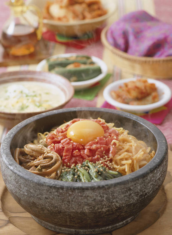 米饭,泡菜,无人,交叉,竖图,俯视,室内,特写,白天,烹饪,餐桌,桌子,竹子,阴影,竹制,朦胧,模糊,编织,反射,纺织物,篮子,影子,陶瓷,蛋,鸡蛋,料理,食品,陶瓷制品,饭,韩式,菜肴,美食,食物,容器,竹篮,毛巾,碗,清洁,佳肴,餐台,储藏,竹条,保暖,交织,五谷,竹制品,储存,石锅拌饭,韩国料理,透气,韩国菜,韩式料理,韩国泡菜,防水,卵,穿插,储水,耐磨,吸水,彩图,高角度拍摄,鸡卵,鸡子,石锅饭,石碗拌饭,贮存