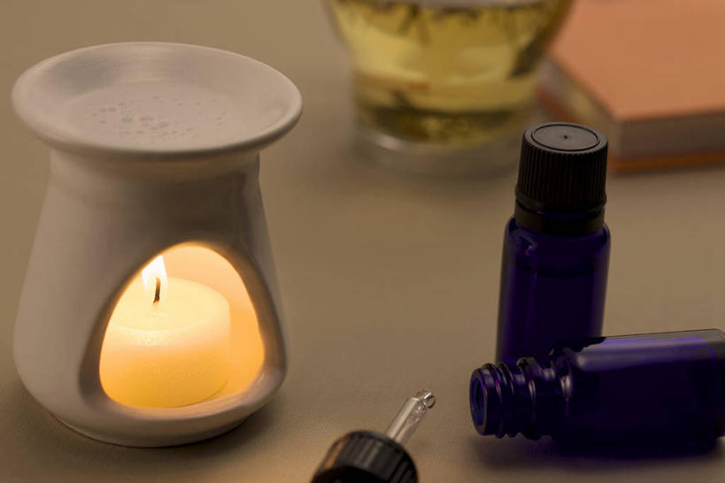 无人,横图,俯视,室内,特写,白天,蜡烛,阴影,朦胧,模糊,反射,影子,香薰,放松,芳香疗法,舒心,舒缓,熏香炉,养颜,减压,烛炬,香薰疗法,彩图,高角度拍摄,精油炉,香精炉,香熏炉,香薰炉,香薰蜡烛