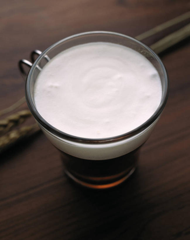 咖啡,威士忌,无人,竖图,俯视,室内,特写,白天,幸福,餐桌,桌子,杯子,阴影,朦胧,模糊,反射,影子,娱乐,玻璃制品,饮料,水杯,享受,休闲,温馨,放松,乐趣,餐台,提神,舒适,醒脑,软饮料,爱尔兰咖啡,玻璃杯,彩图,高角度拍摄,爱尔兰威士忌