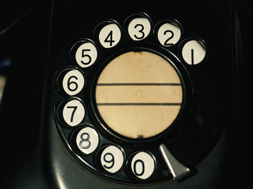 无人,打电话,横图,俯视,室内,特写,白天,静物,电话,阴影,黑色背景,反射,标志,数字,文字,影子,字符,通讯设备,标识,一个,话筒,电话线,摄影,阿拉伯数字,影棚,单个,交流,老式电话,电话机,沟通,通话,彩图,高角度拍摄,影棚拍摄,拍摄,旋转号盘电话机