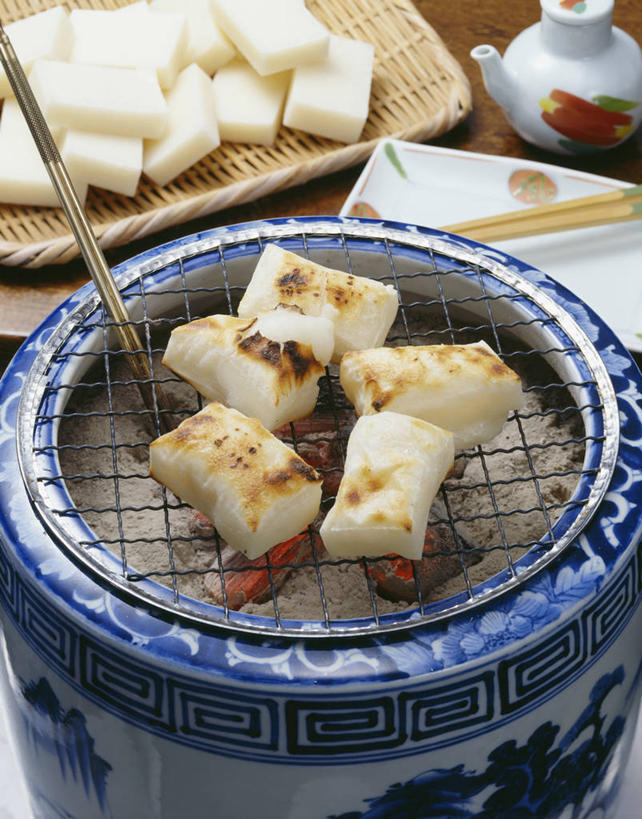 点心,无人,竖图,俯视,室内,特写,白天,烧烤,热情,煤炭,餐具,火,阴影,朦胧,模糊,反射,碟子,壶,火焰,盘,影子,勺子,食品,甜点,甜品,烤架,烤肉,燃烧,水壶,食物,糕点,盘子,茶壶,容器,调羹,碟,汤匙,甜食,铁架,能源,草饼,燃料,煤,能量,煤矿,矿业,化石燃料,麻糬,彩图,高角度拍摄