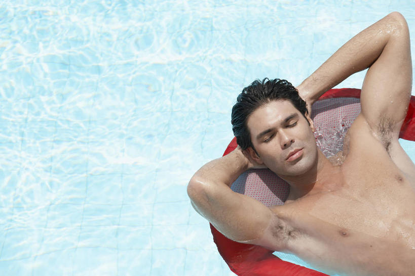 游泳,西方人,一个人,游泳池,躺,闭眼,睡,横图,俯视,室外,白天,日光浴,水,欧洲,欧洲人,仅一个男性,仅一个人,抱头,护肤,阴影,光线,救生圈,影子,塑料,水池,水面,泳池,裸露,仅一个年轻男性,一个,红色,阳光,塑料制品,游泳圈,保养,享受,休闲,放松,保健,充气,单个,双手抱头,救生,裸,泅水,捧首,捧头,卧着,男人,男性,年轻男性,白种人,闭眼睛,闭着眼,闭着眼睛,困,困觉,寝息,睡觉,躺着,卧,半身,彩图,高角度拍摄,美黑