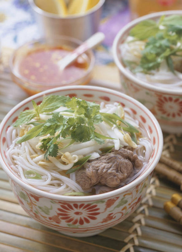 无人,竖图,俯视,室内,特写,白天,烹饪,雾,餐桌,筷子,桌子,蔬菜,餐具,沸腾,朦胧,模糊,新鲜,蒸汽,勺子,陶瓷,调料,酱料,酱汁,肉,佐料,牛肉,料理,食品,陶瓷制品,水蒸气,调味品,调味料,文化,传统,酱,菜肴,美食,肉类,食物,容器,调羹,汤匙,碗,佳肴,有机食品,绿色食品,餐台,储藏,礼节,储存,礼仪,肉食,蒸发,越菜,越南菜,越南料理,河粉,进餐用具,彩图,高角度拍摄,越南河粉,贮存